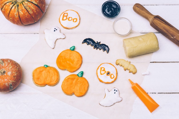 Fond d'Halloween avec des biscuits d'Halloween et des citrouilles sur la table en bois.