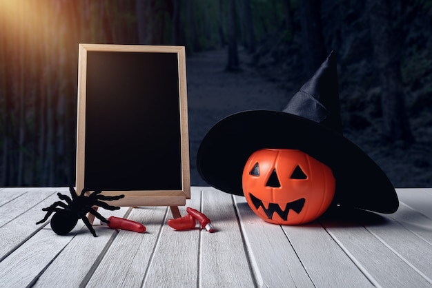 Fond d&#39;Halloween Citrouille effrayante, tableau noir sur plancher de bois, forêt sombre. Halloween d