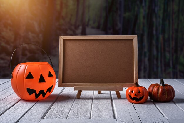 Fond d&#39;Halloween Citrouille effrayante, tableau noir sur plancher de bois et forêt sombre.