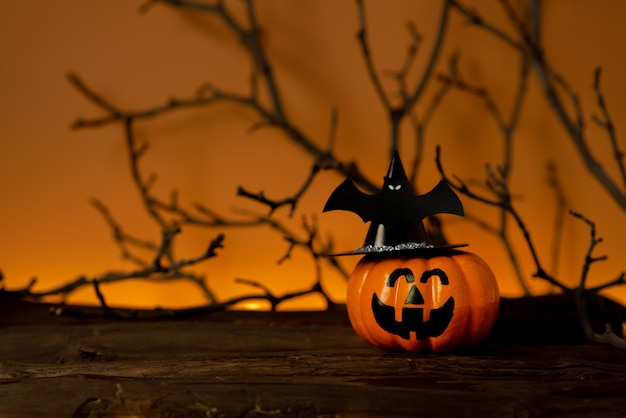 Fond d'Halloween avec citrouille sur fond orange