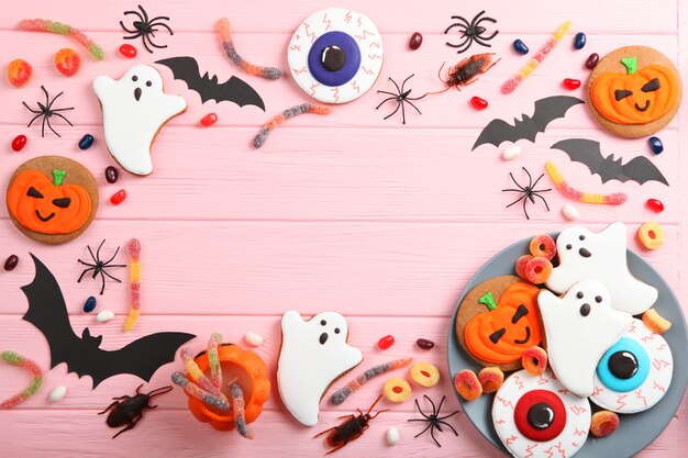 Fond d'Halloween avec du pain d'épice et d'autres bonbons avec place pour le texte