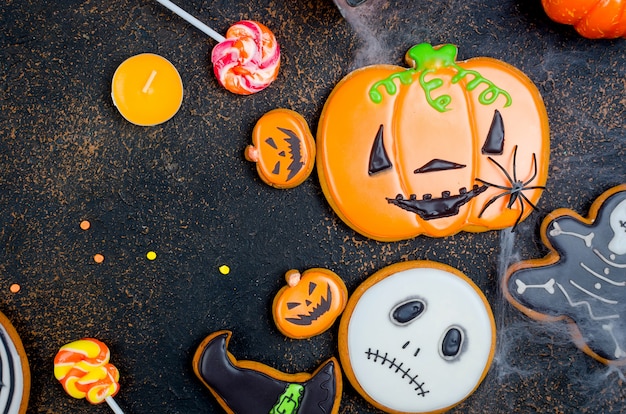 Fond d'Halloween avec du pain d'épice, des citrouilles et des bougies