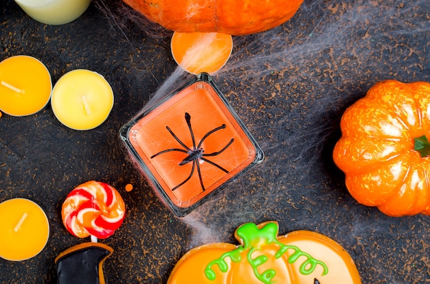 Fond d'Halloween avec du pain d'épice, des citrouilles et des bougies