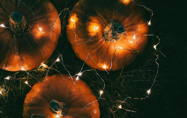 Fond d'Halloween sombre et de mauvaise humeur avec espace de copie de citrouilles