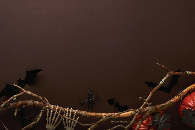 Fond d'Halloween Troupeau de chauves-souris noires squelette de citrouille araignée et feuilles pour Halloween Silhouettes de chauve-souris en papier noir sur fond marron ou foncé Décoration d'automne Concept d'Halloween Vue de dessus