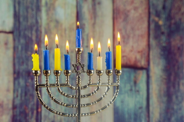 Fond de Hanoucca de fête juive avec candélabres traditionnels de la menorah