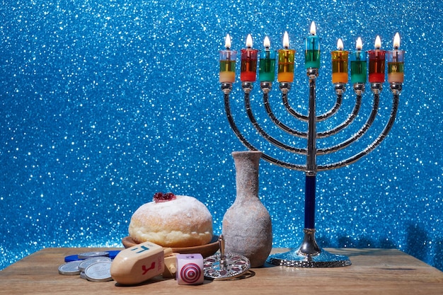 Photo fond de hanukkah fête juive avec menorah et dreidel avec lettres gimel et nonne