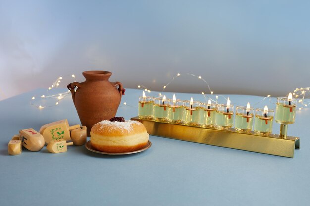 Fond de hanukkah fête juive avec toupie candélabre traditionnelle menorah et beignet sur ...