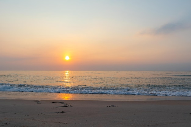 Fond d'heure d'été avec le soleil se lève sur la plage