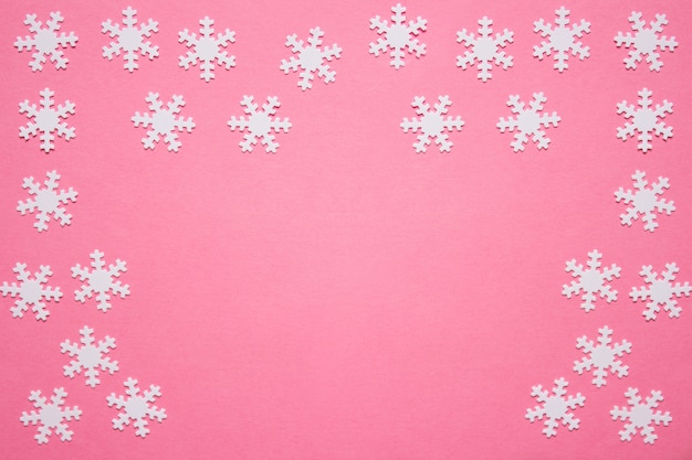 Photo fond d'hiver avec des flocons de neige rose