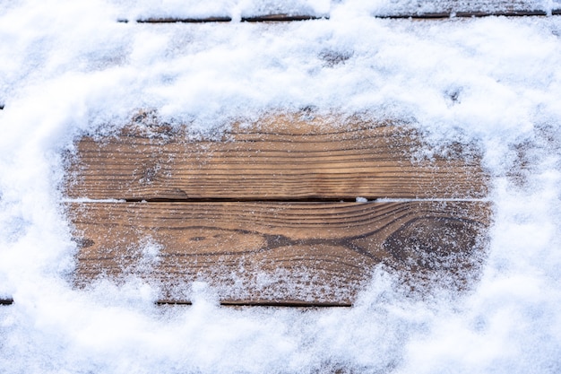 Fond d'hiver. Planche de bois vide avec bordure enneigée, copiez l'espace pour le texte Table en bois à. Pour l'affichage du produit, maquette de l'heure de Noël