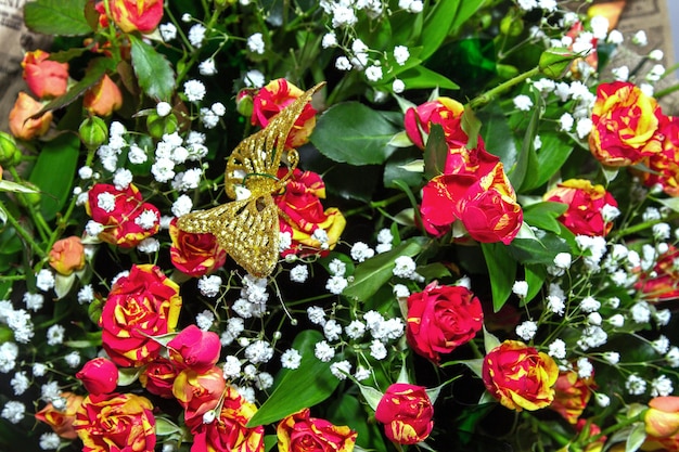 fond d'image d'un bouquet de roses et papillon sur le dessus