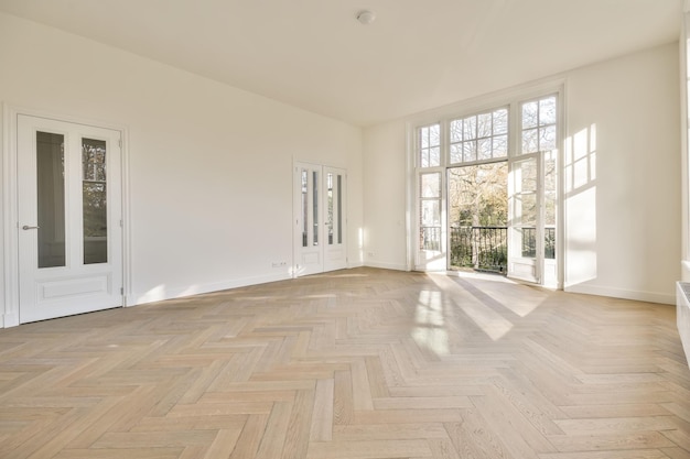 Fond intérieur de la salle vide avec parquet et murs blancs