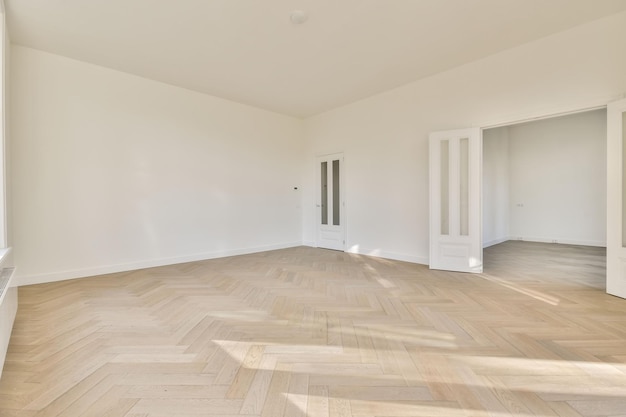 Fond intérieur de la salle vide avec parquet et murs blancs