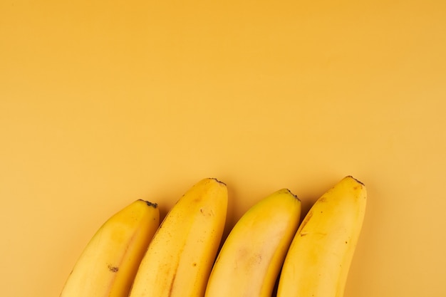 Fond jaune de bananes avec espace de copie