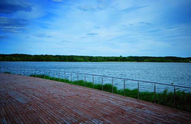 Fond de jetée de rivière en bois vide