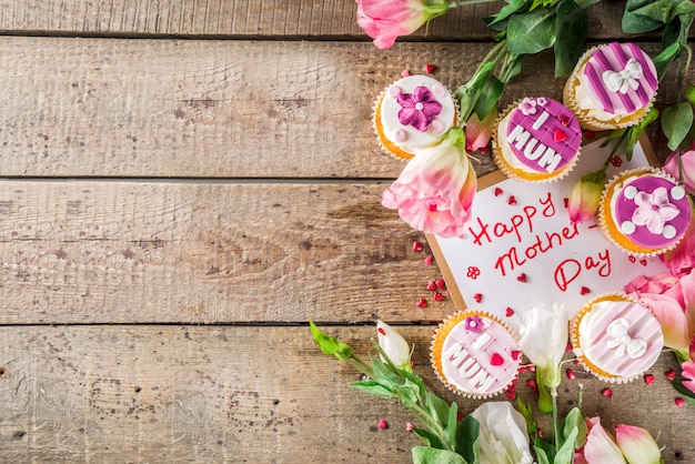 Fond de jour de mamans heureux avec des petits gâteaux