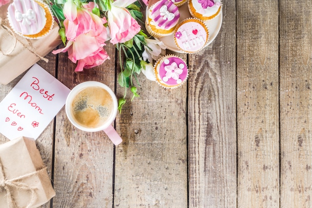 Fond de jour de mamans heureux avec des petits gâteaux