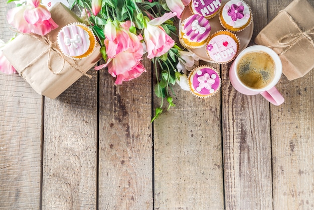 Fond de jour de mamans heureux avec des petits gâteaux