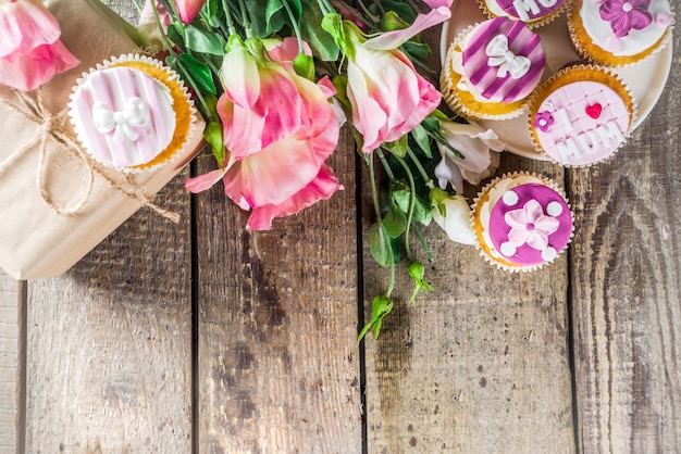 Fond de jour de mamans heureux avec des petits gâteaux