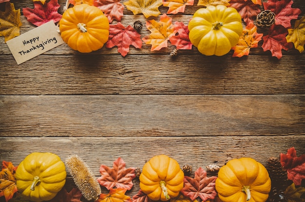 Fond de jour de Thanksgiving automne avec les feuilles et les fruits tombés
