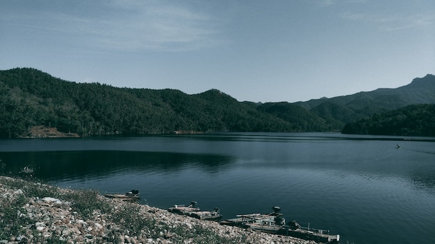 Fond de lac et de montagne en thaïlande. Ton sombre.