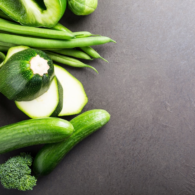 Fond avec des légumes verts assortis