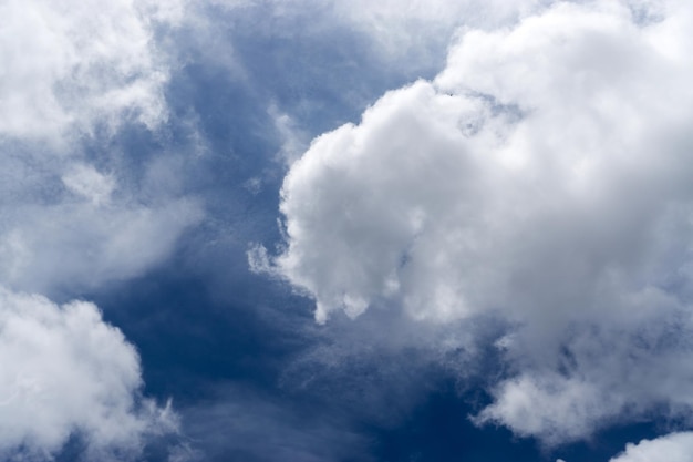 Fond de lentille de ciel de gros nuages