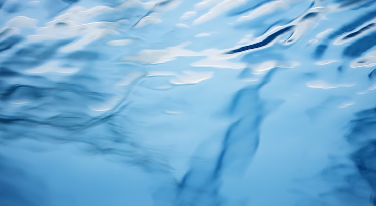 Photo le fond lisse de l&#39;eau bleue naturelle avec résumé de bokeh sur la mer