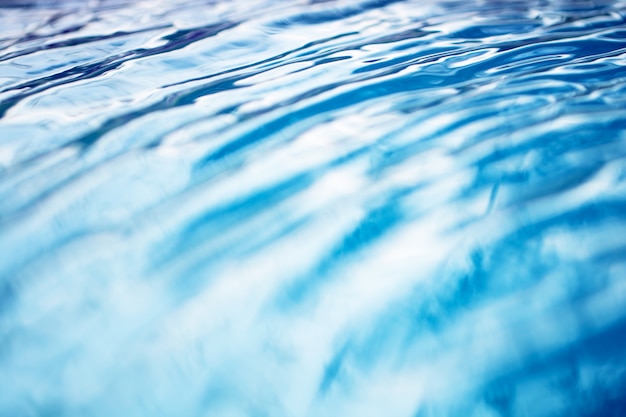 Le fond lisse de l&#39;eau bleue naturelle avec résumé de bokeh sur la mer