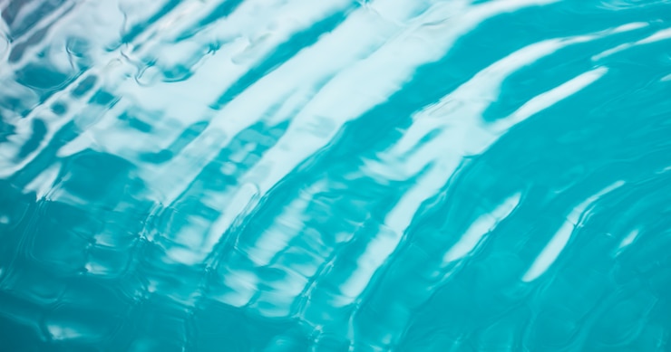 Photo le fond lisse de l&#39;eau bleue naturelle avec résumé de bokeh sur la mer