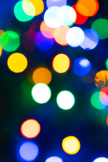 Fond avec des lumières de Noël floues colorées