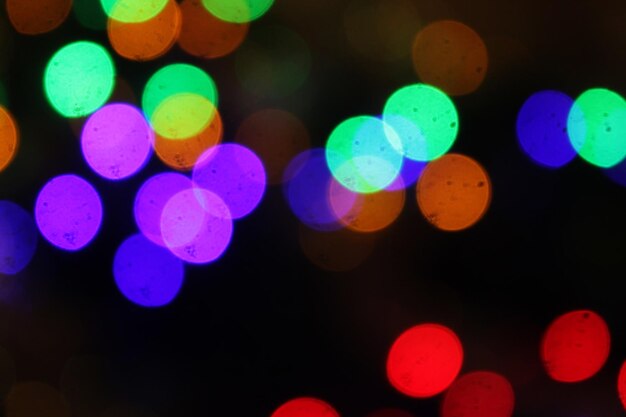 Fond de lumières scintillantes abstraites avec bokeh lumières colorées défocalisées Fête de la Saint-Valentin