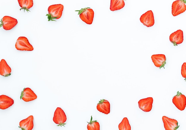 Fond lumineux d'été avec des fraises sur une surface grise et place pour le texte au milieu