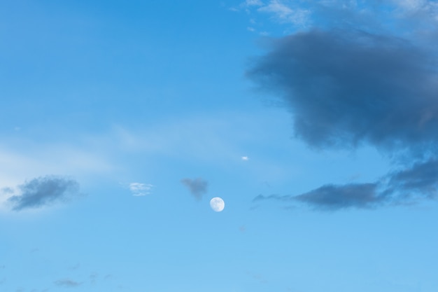 Fond de lune et ciel bleu dans la journée