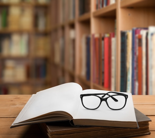 Fond de lunettes de livre étudiant la page de littérature éducative