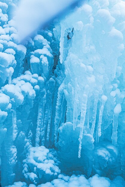 Fond macro de neige et de glaçons. Paysage d'hiver en gros plan. Belles formations de glace bleue et de neige.