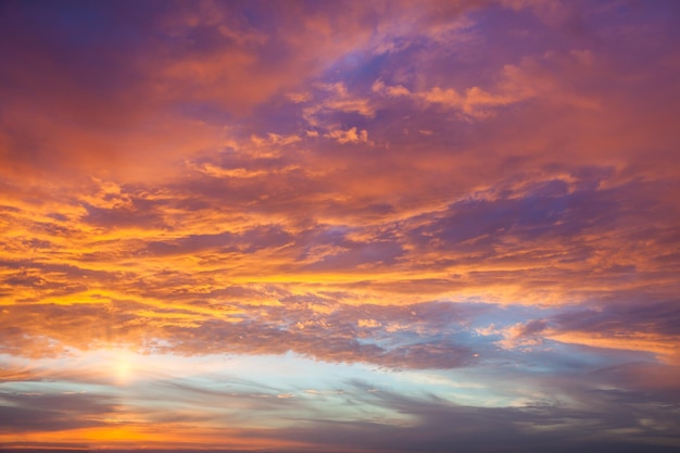 Fond magique du vrai ciel du coucher du soleil