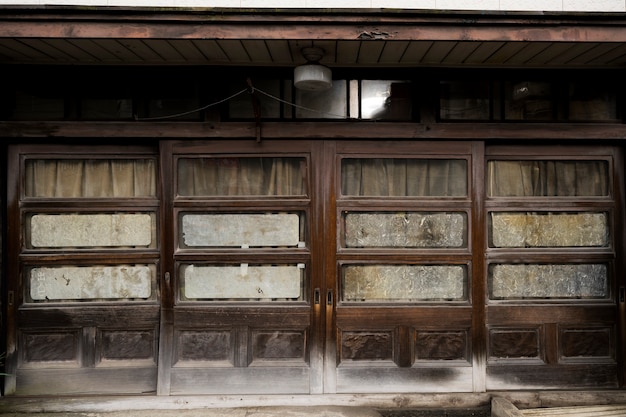 Fond de maison abandonnée avec des fenêtres cassées