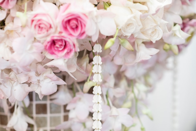 Fond de mariage avec fleurs et décoration de mariage