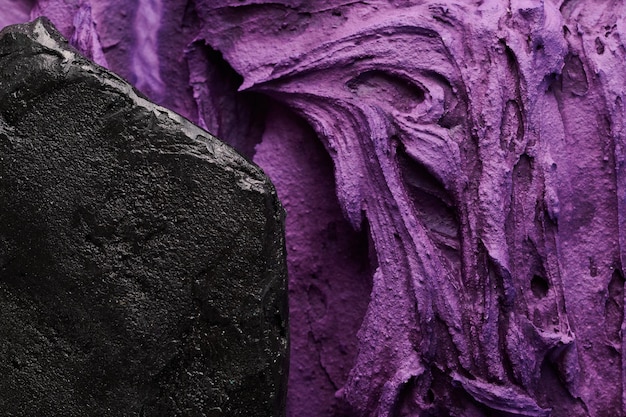 Fond de mastic noir violet décoratif Texture murale avec pâte de remplissage appliquée avec des tirets chaotiques à la spatule et des traits sur le plâtre Motif de pierre de conception créative cementxA