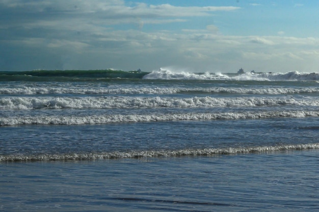 Fond avec mer agitée et ciel nuageux