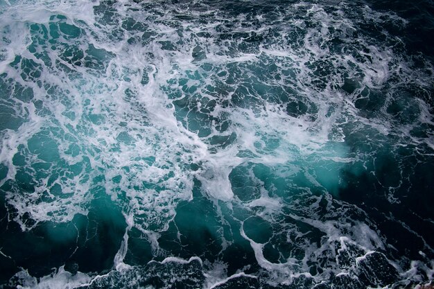 Le fond de la mer L'empreinte des navires sur l'eau Les vagues dans la mer La surface de la mer bouillonnante