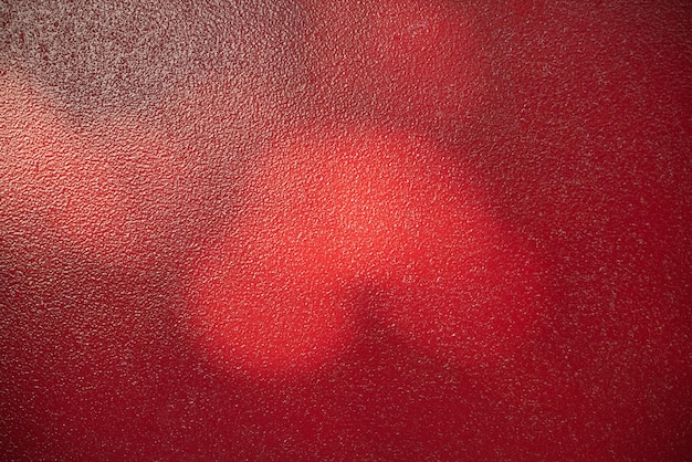 Fond en métal rouge Lumière et ombre peintes avec une texture en métal de peinture rouge