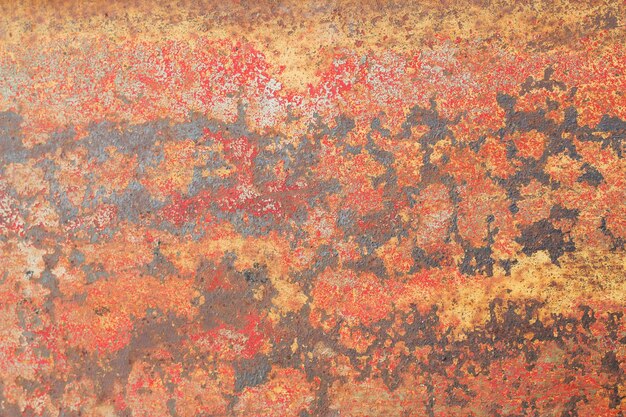 Fond en métal rouillé avec peinture craquelée et surface texturée orange