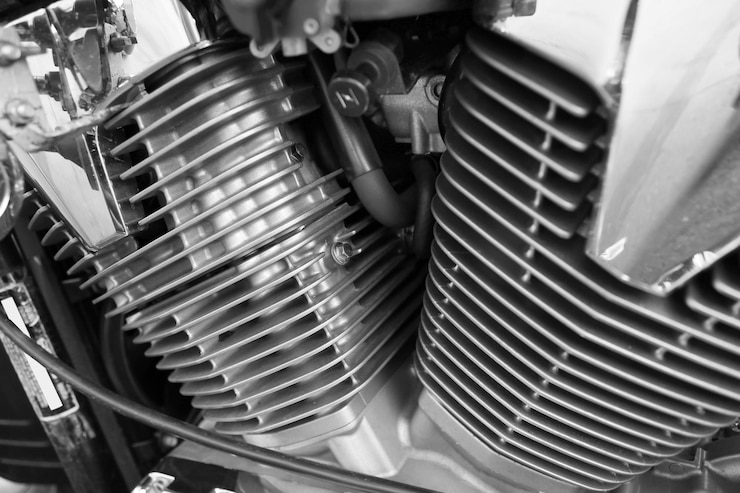Photo fond métallique de moteur de moto avec des pots d'échappement