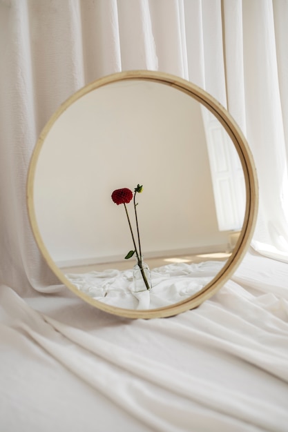 Fond de miroir créatif avec fleur