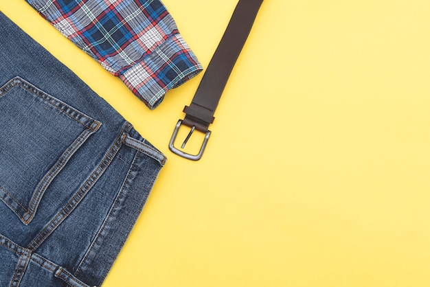 Fond De Mode, Jeans, Chemise, Ceinture. Style Denim. Vue De Dessus. Vêtements Pour Hommes Sur Fond Jaune, Espace Pour Le Texte.