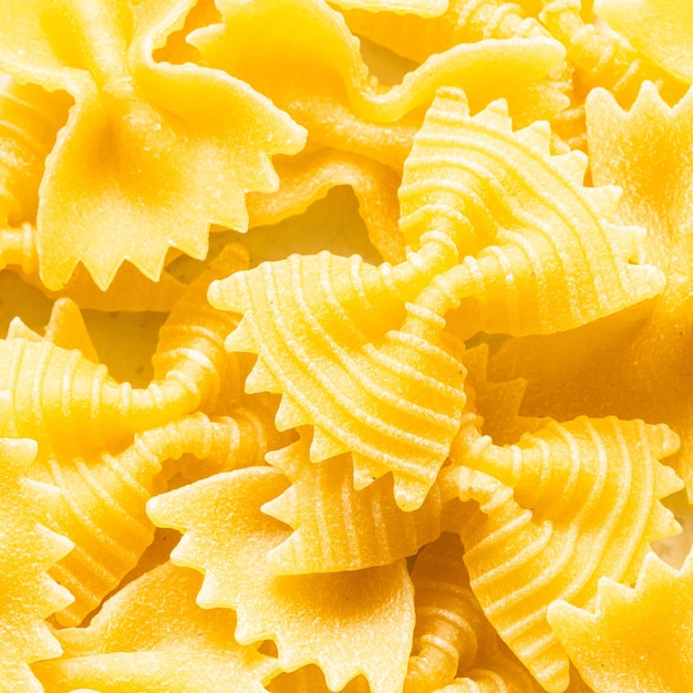 Fond de morceaux de pâtes farfalle non cuites