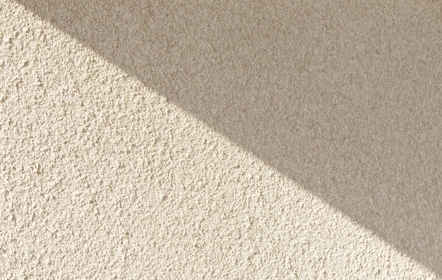 Fond de mur en béton léger avec ombre Texture classique blanche pour fond de concepteur Surface éclairée rugueuse Mur en béton avec revêtement en béton léger en plâtre